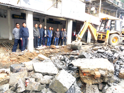 DC Kohima and others inspecting the drainage construction near Mohonkhola, Kohima on January 18.