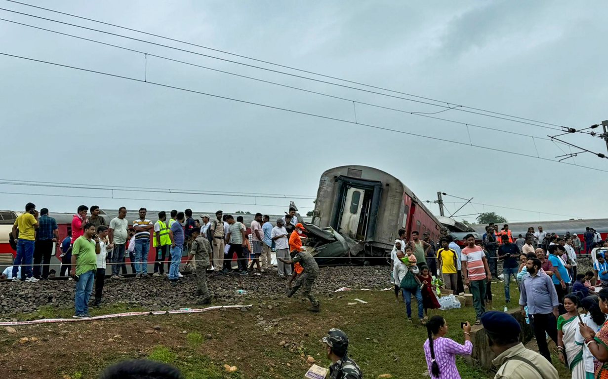 Two killed, 20 injured as 18 coaches of Howrah-Mumbai Mail derail in Jharkhand