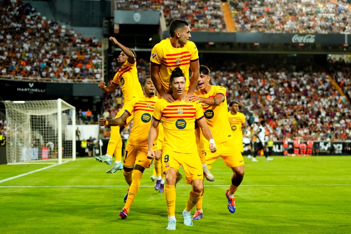 Lewandowski's brace guides Barca to win over Valencia, gives coach Hansi Flick a winning start