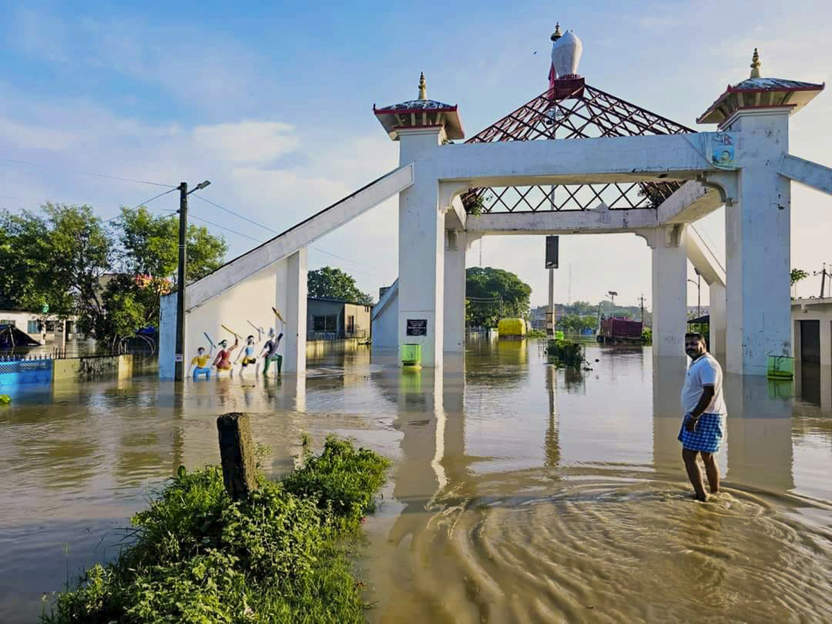 Flood situation grim in Bihar, embankments breached in seven places