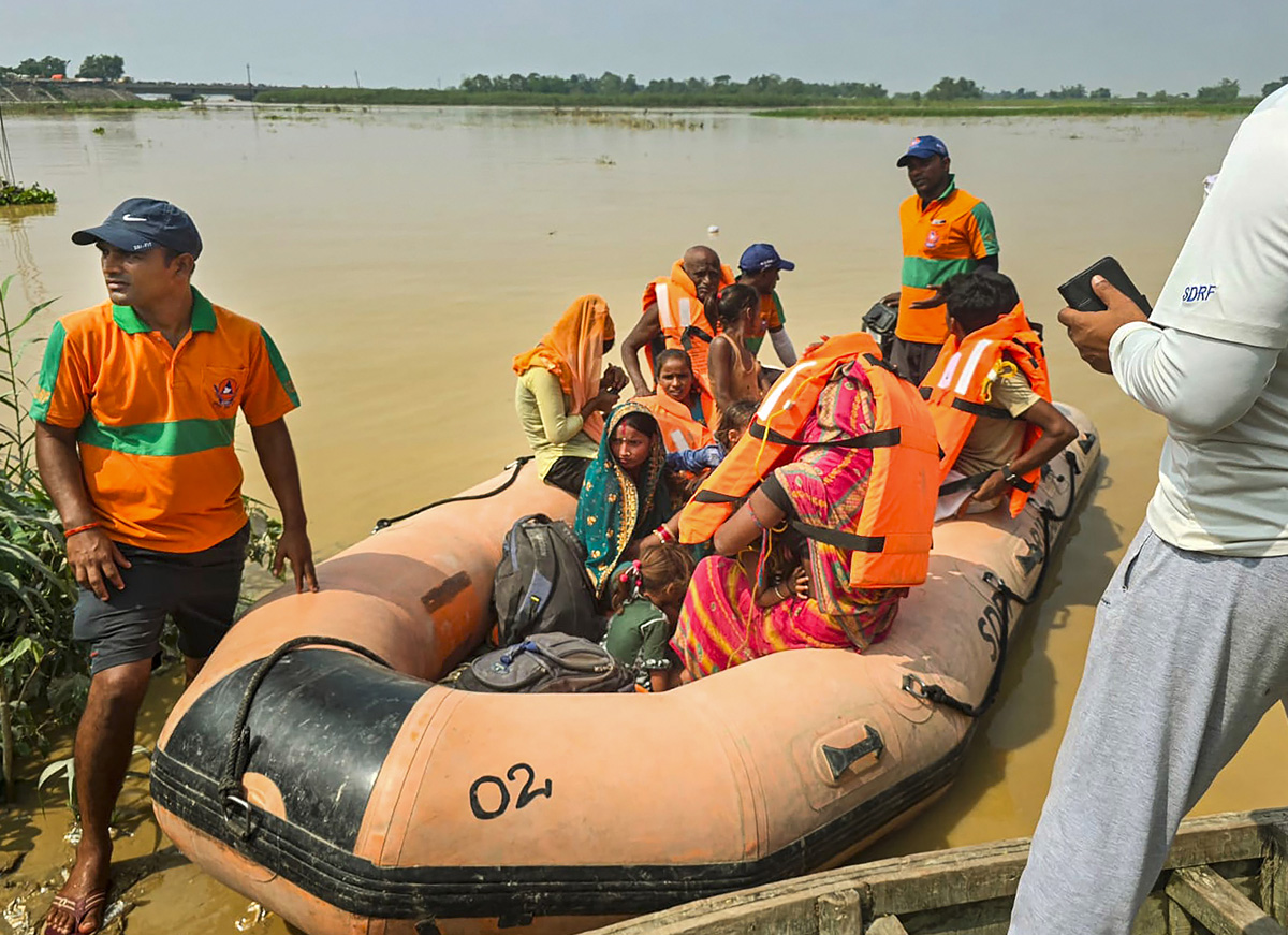 Flood situation grim in Bihar, embankments breached in seven places