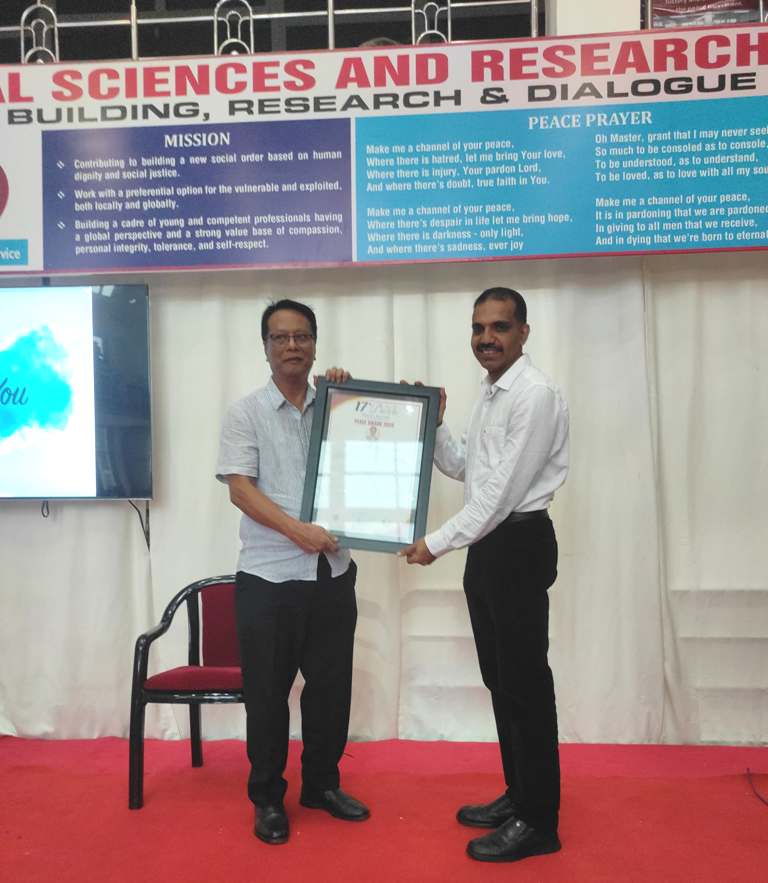 Geoffrey Yaden receives Peace Award for work in journalism