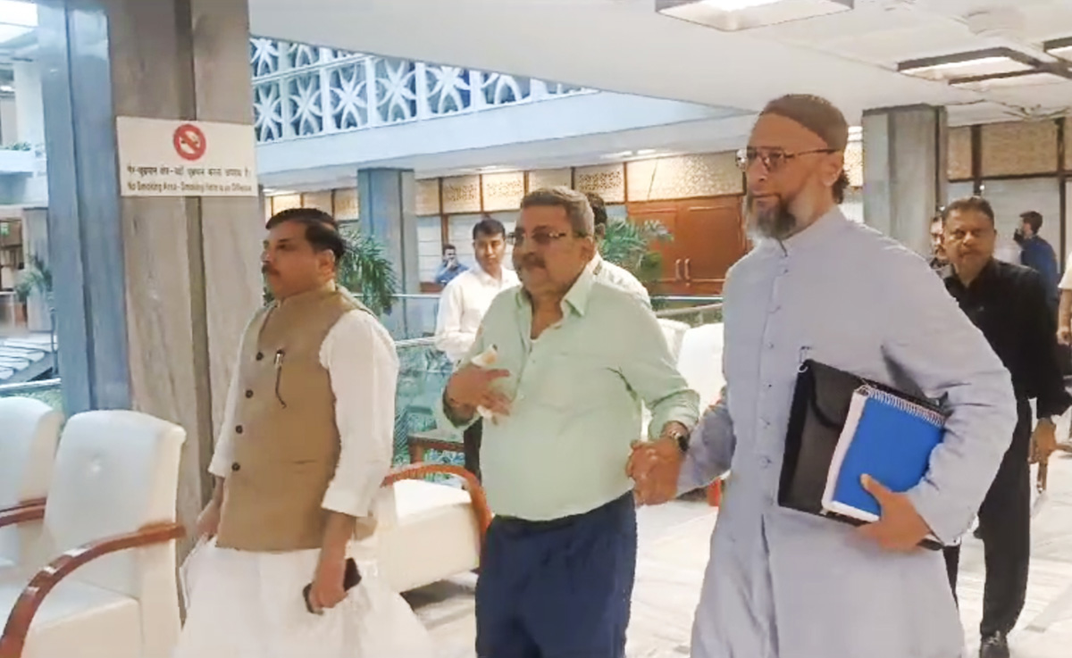 Waqf meet: Day's suspension for TMC's Kalyan Banerjee as he smashes bottle, hurls it towards chairman