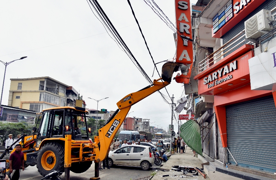 Imphal West district administration launches eviction drive