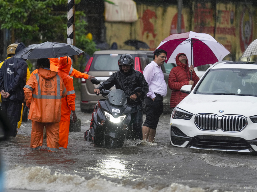 Mumbai rained out: Air, road, rail services hit; 500 evacuated after Mithi level rises
