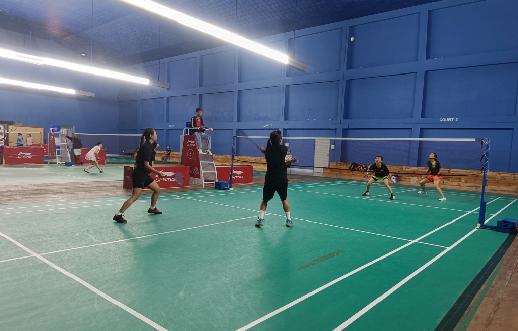 WOMEN SHUTTLERS