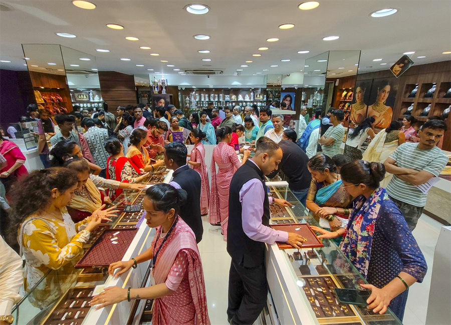 Gold price surges INR 2,600 to hit fresh peak of INR 1.26 lakh/10 g